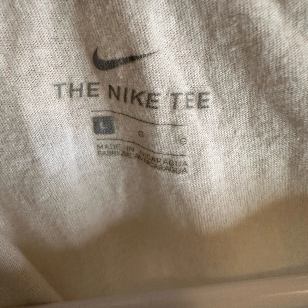 🏀 Nike Women’s LARGE White Milwaukee Bucks Championship Tee